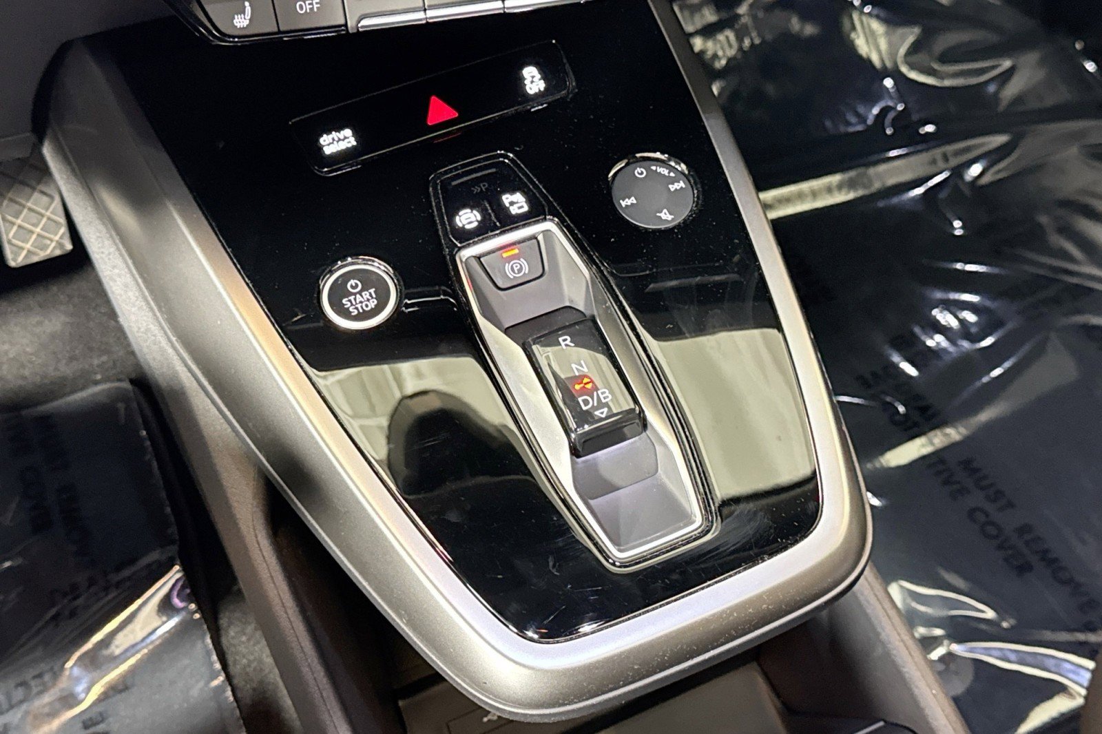 Used 2025 Audi Q4 e-tron Premium Plus image 16