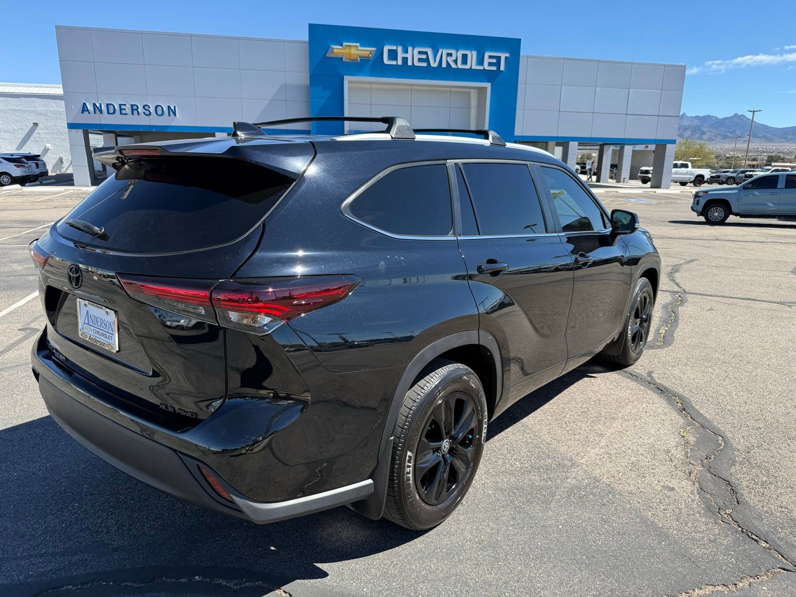 Used 2024 Toyota Highlander XLE AWD/4WD image 5