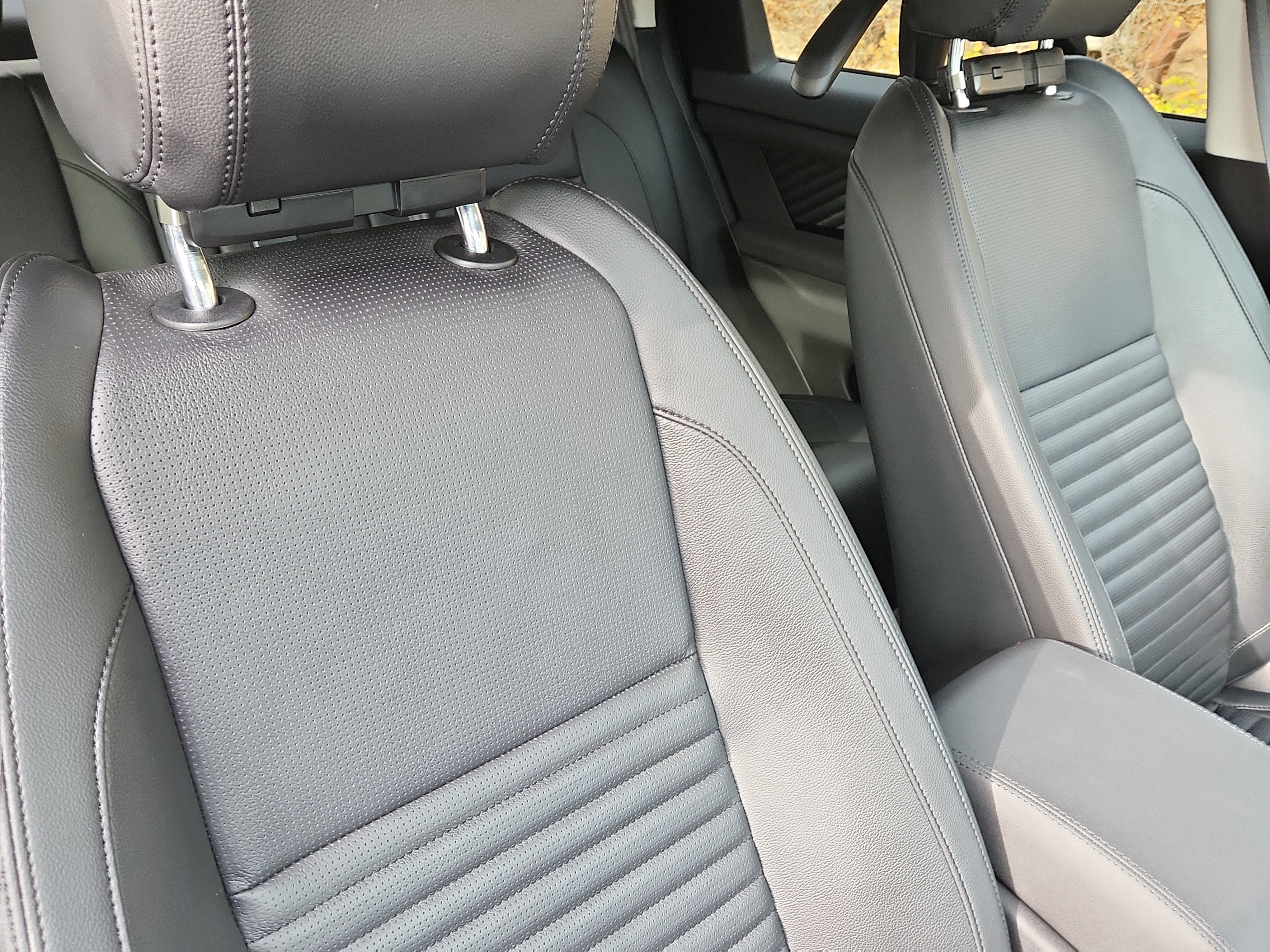 Used 2023 Land Rover Discovery Sport SE image 20