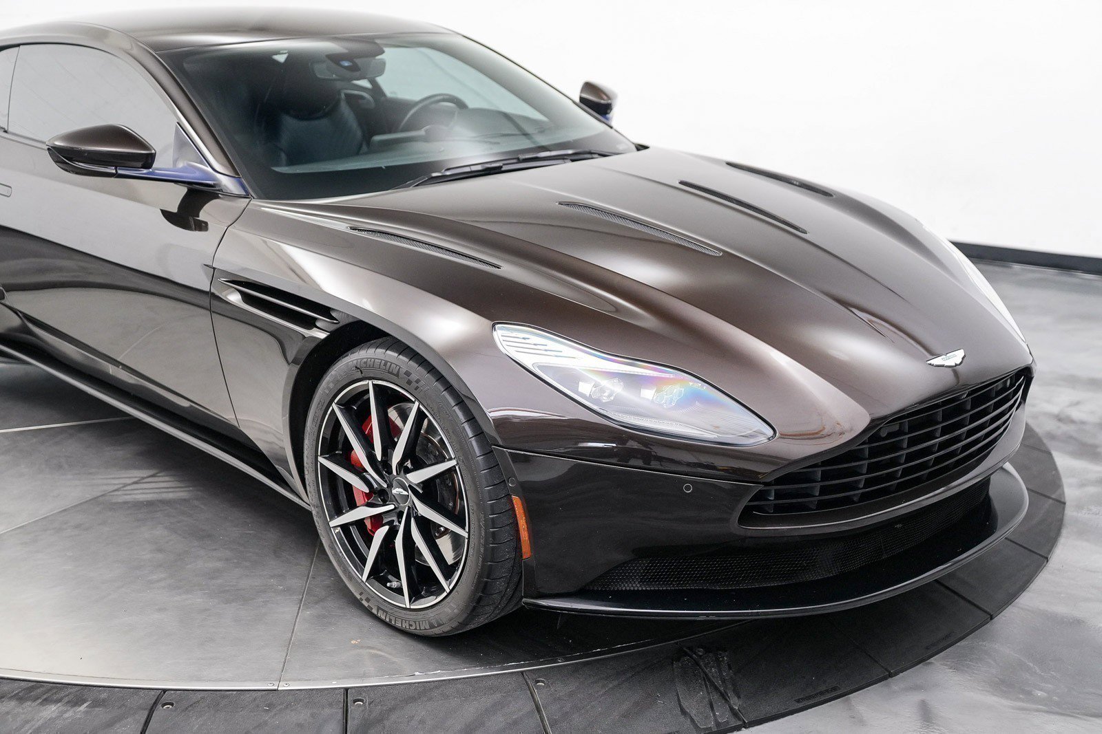 Used 2018 Aston Martin DB11 V12 image 12