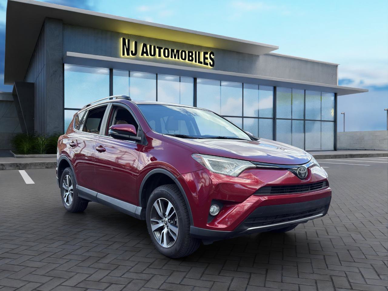 Used 2018 Toyota RAV4 XLE FWD image 1