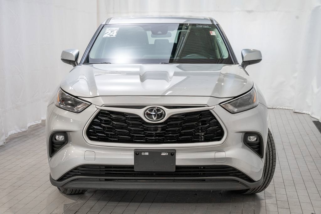 Used 2024 Toyota Highlander LE image 2