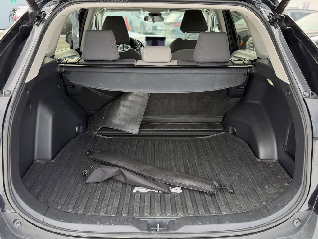 Used 2023 Toyota RAV4 XLE w/ Convenience Package image 5