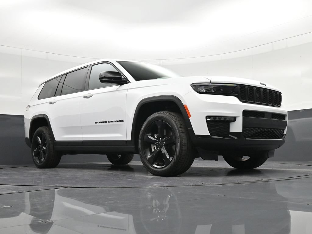 Used 2025 Jeep Grand Cherokee L Limited w/ Black Appearance Package RWD image 30