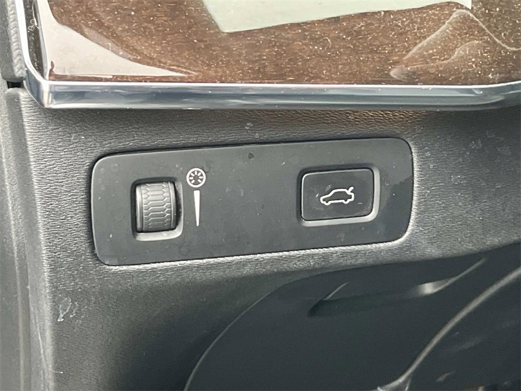 Used 2016 Volvo XC90 T6 Momentum w/ Momentum Plus Package image 23