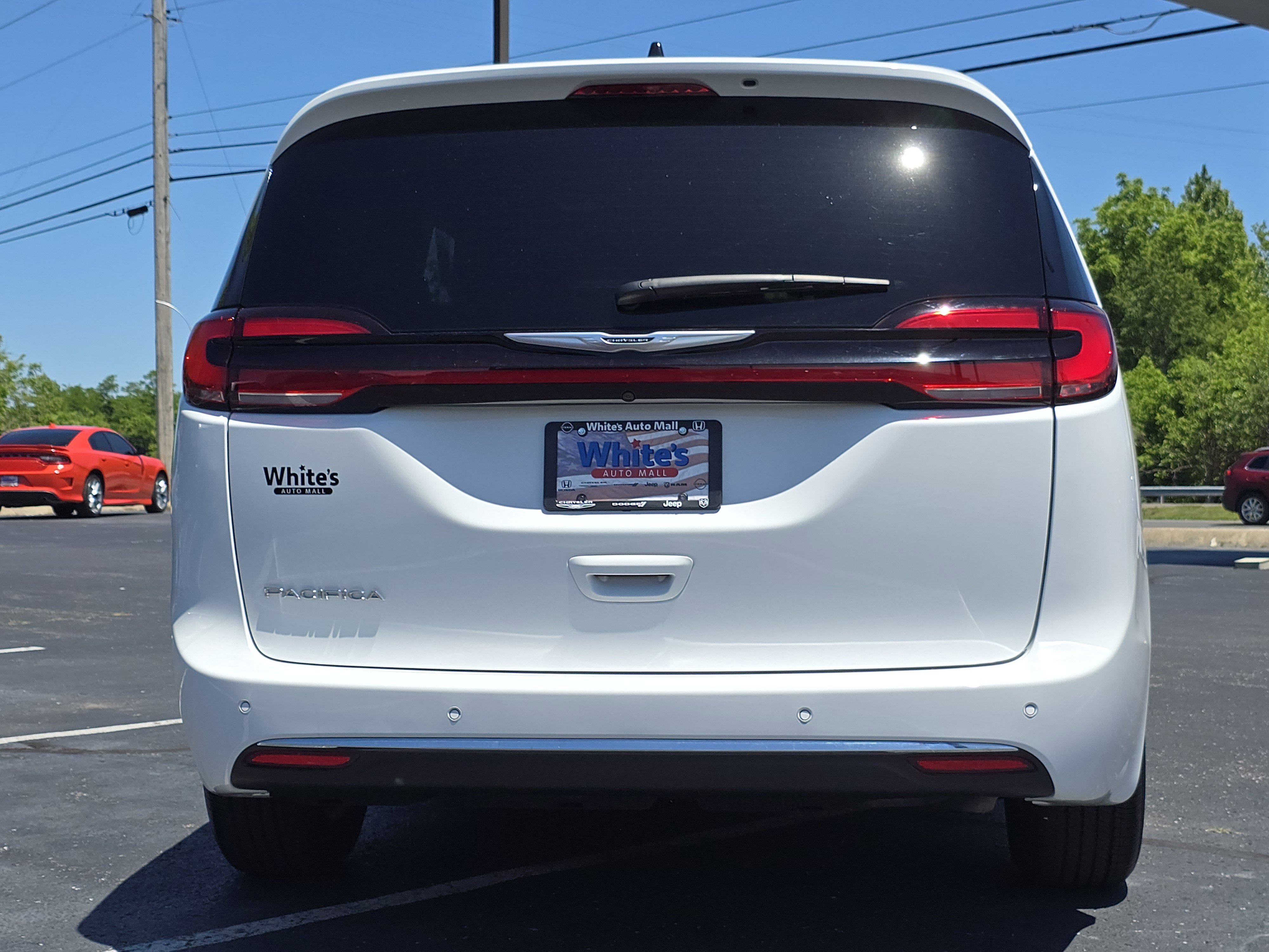 Used 2024 Chrysler Pacifica Touring FWD image 15