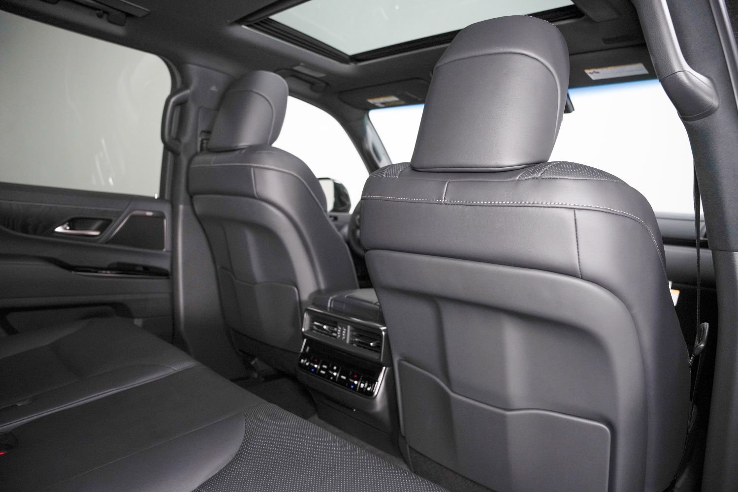 Used 2024 Lexus LX 600 4WD w/ Premium Package image 34