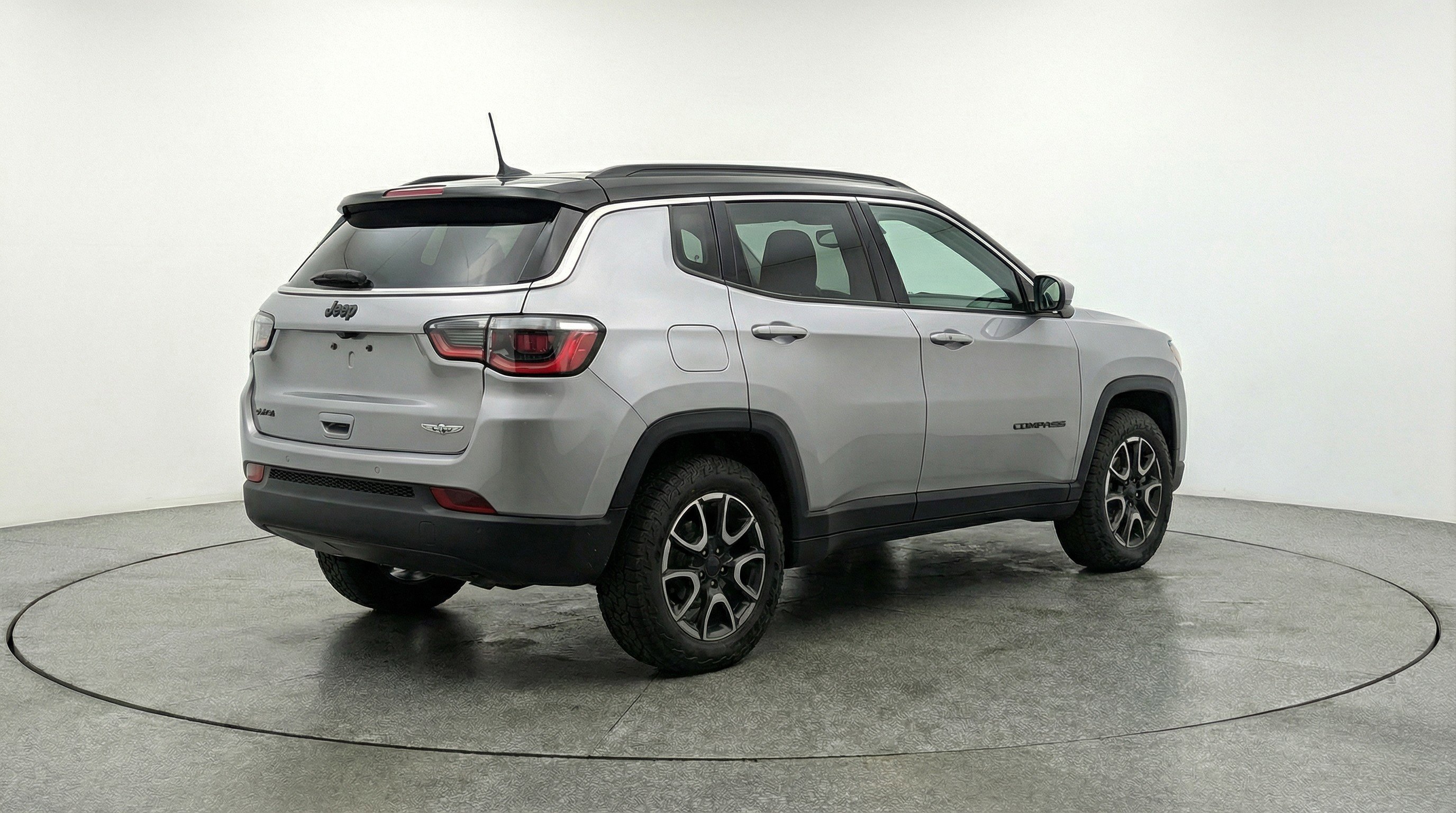 Used 2025 Jeep Compass Trailhawk image 9