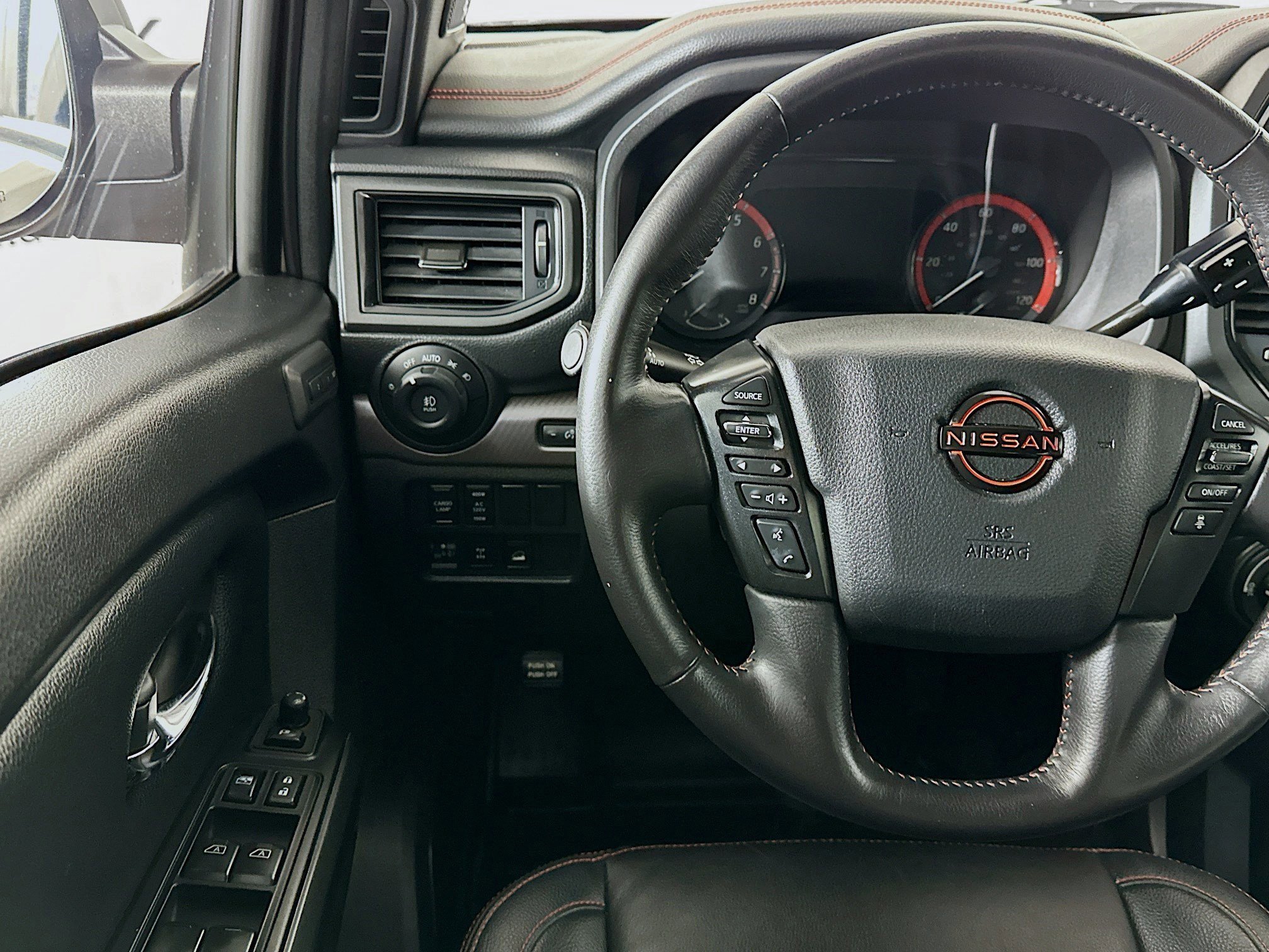 Used 2024 Nissan Titan PRO-4X w/ Pro-4x Convenience Package image 10