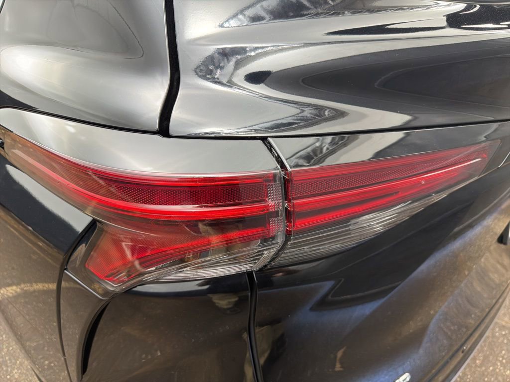 Used 2025 Toyota Sienna Platinum image 27