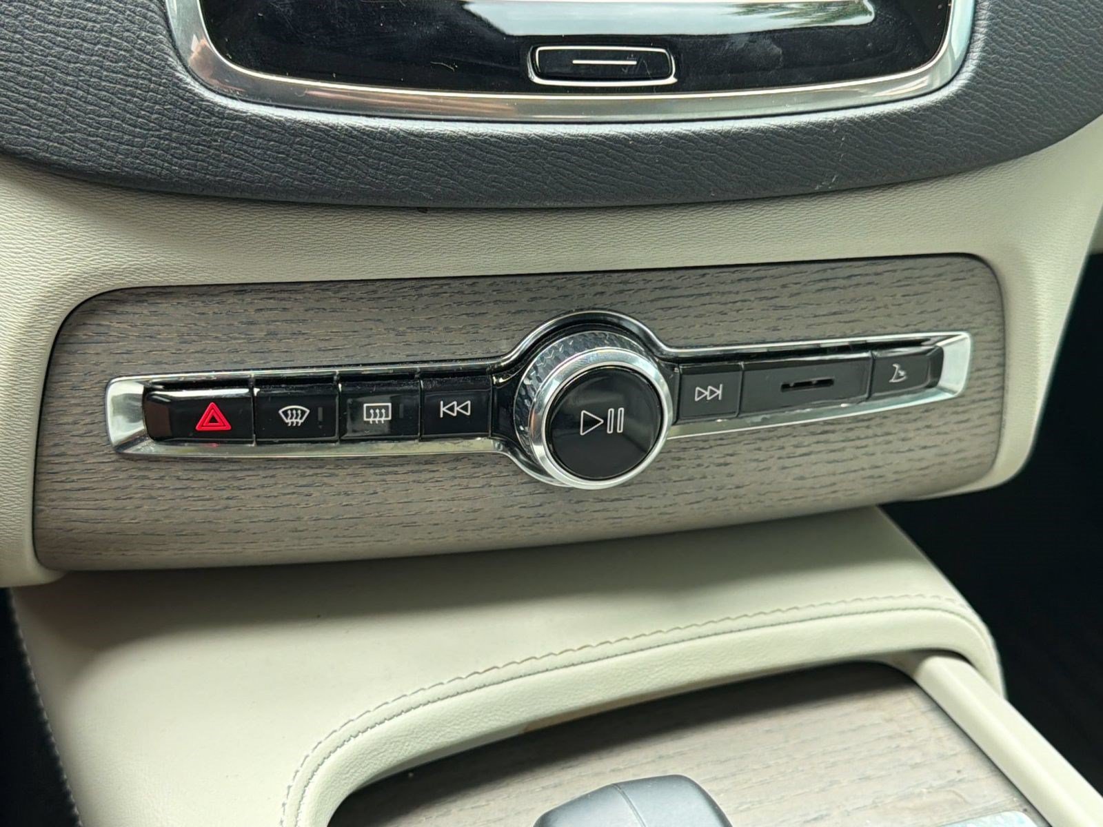 Certified 2024 Volvo XC90 T8 Plus w/ Protection Package Premier AWD/4WD image 16
