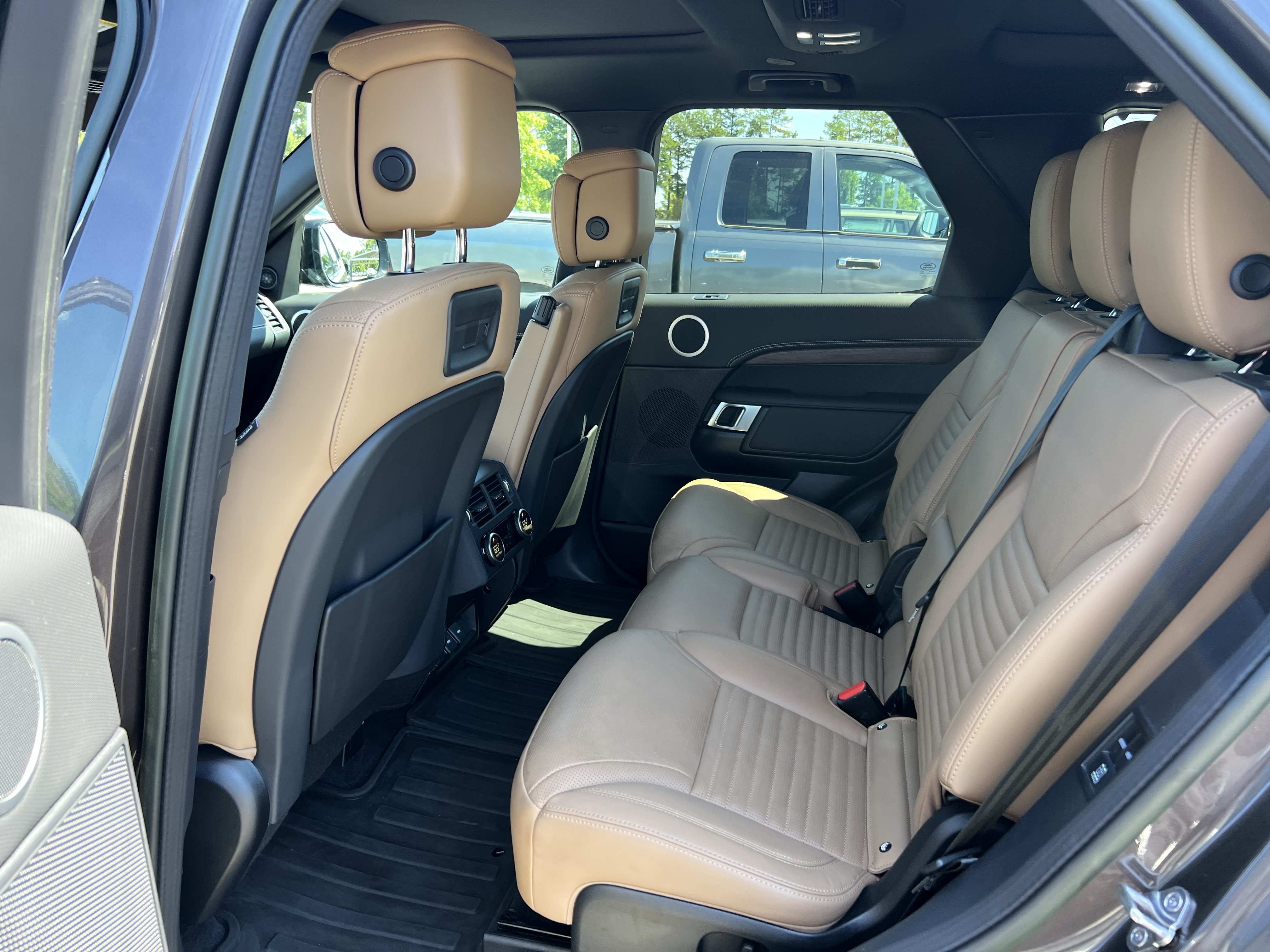 Certified 2023 Land Rover Discovery Metropolitan Edition AWD/4WD image 33