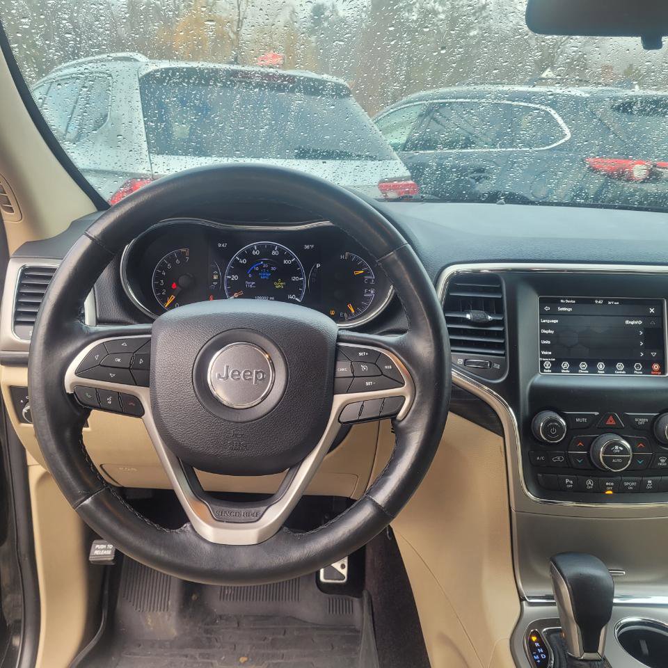 Used 2019 Jeep Grand Cherokee Laredo AWD/4WD image 17