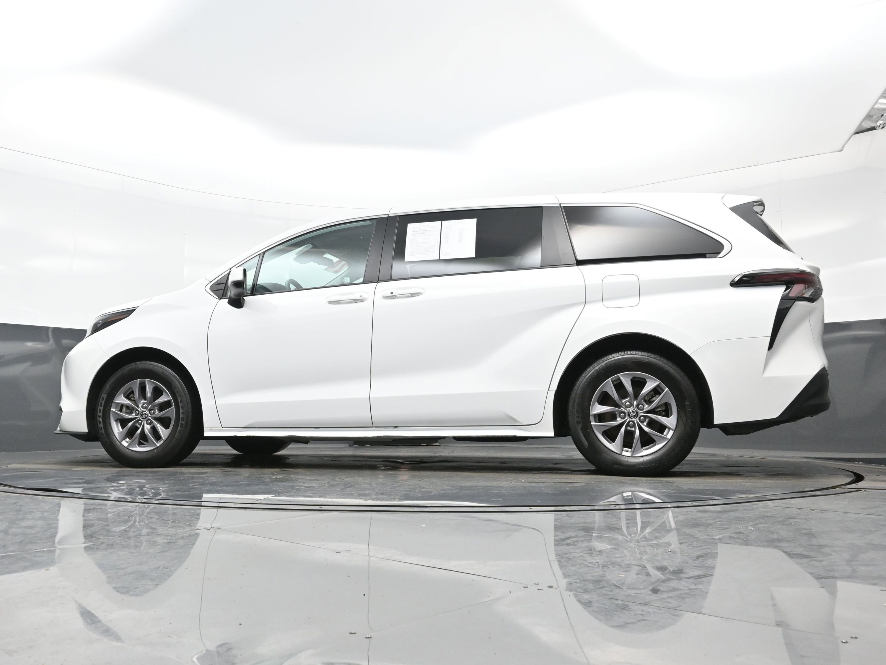 Used 2024 Toyota Sienna LE image 30