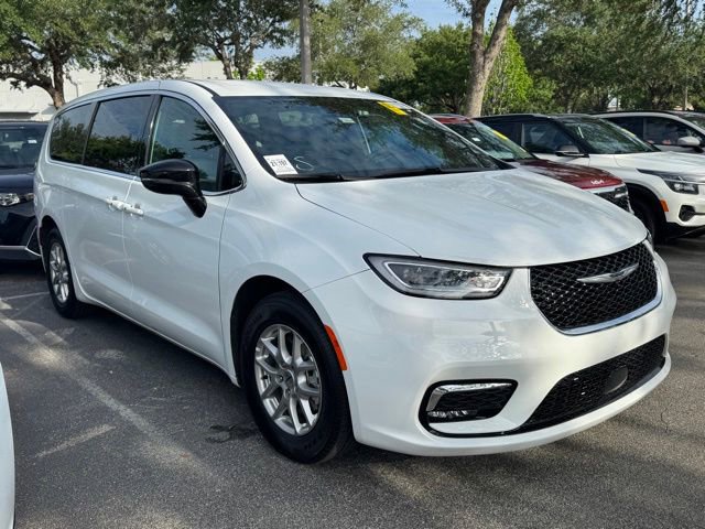 Used 2025 Chrysler Pacifica Select FWD image 10