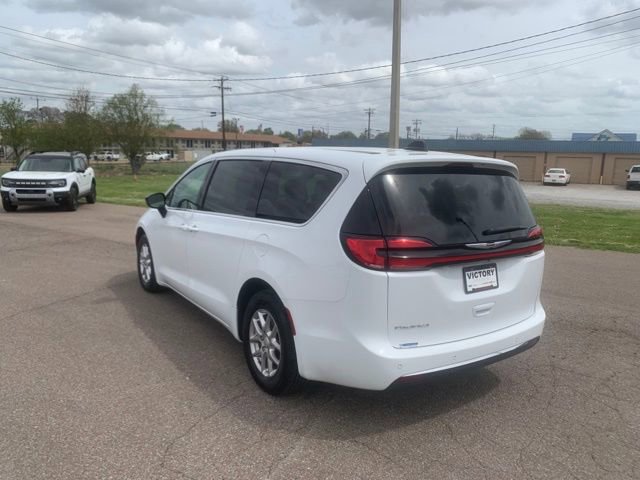 Used 2025 Chrysler Pacifica Select FWD image 5