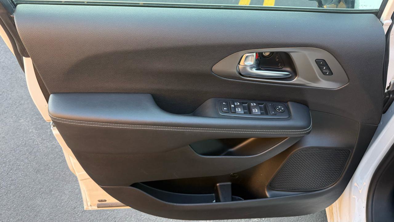 Used 2025 Chrysler Pacifica Select FWD image 21