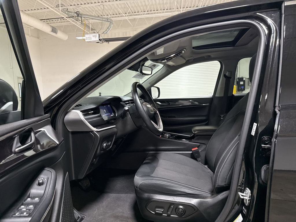 Used 2022 Jeep Grand Cherokee Laredo w/ Luxury Tech Group I AWD/4WD image 20