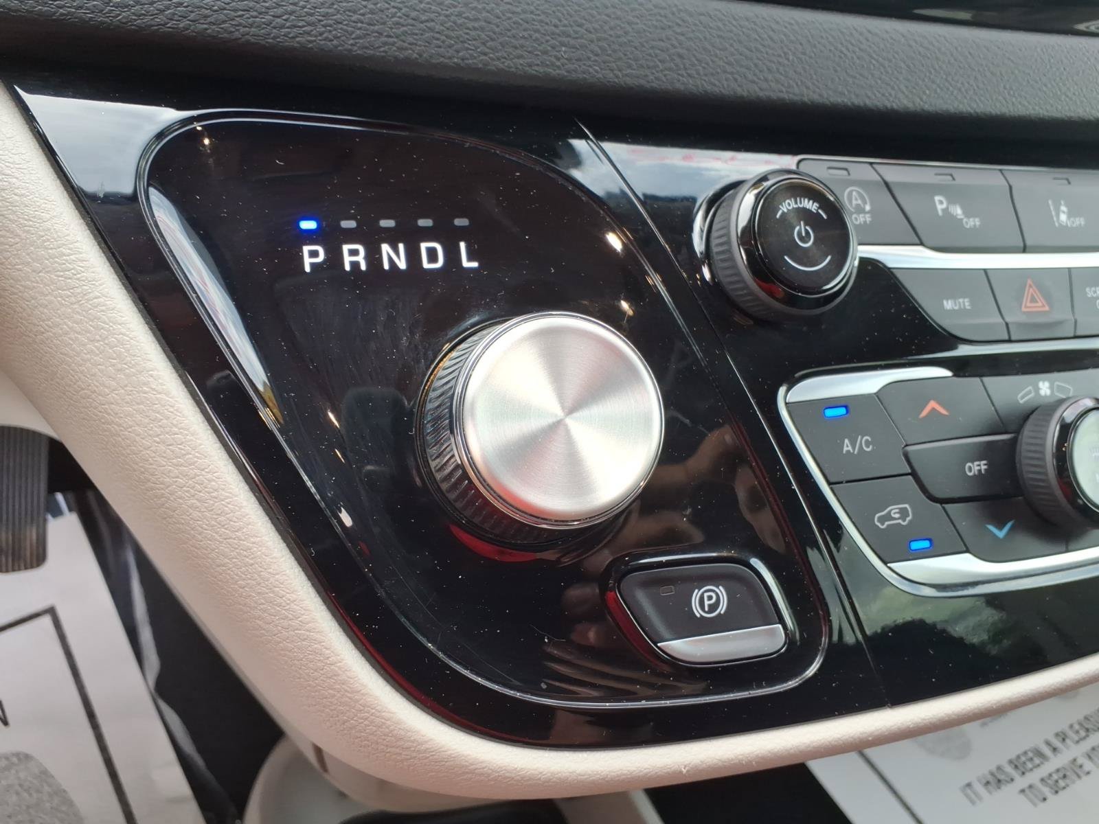 Used 2024 Chrysler Pacifica Touring-L FWD image 24