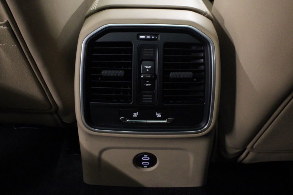 Certified 2025 Porsche Macan AWD/4WD image 36