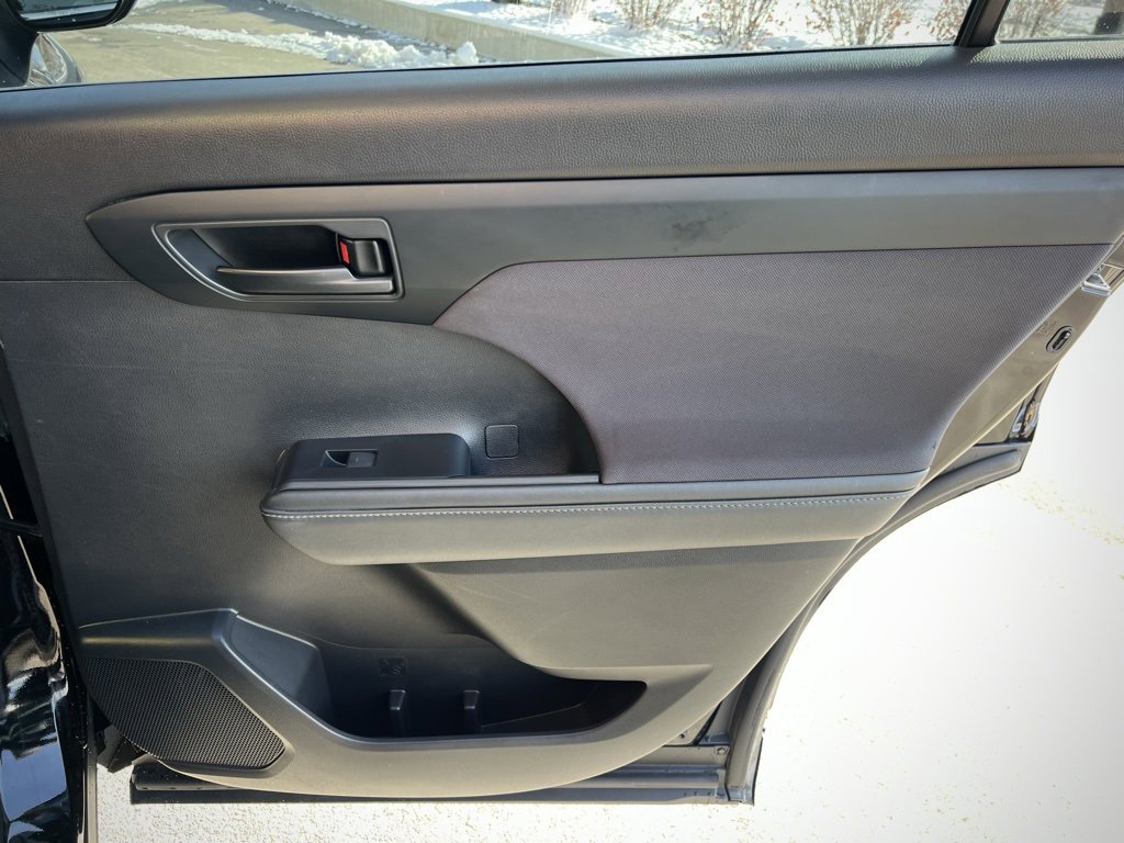 Used 2021 Toyota Highlander LE image 38