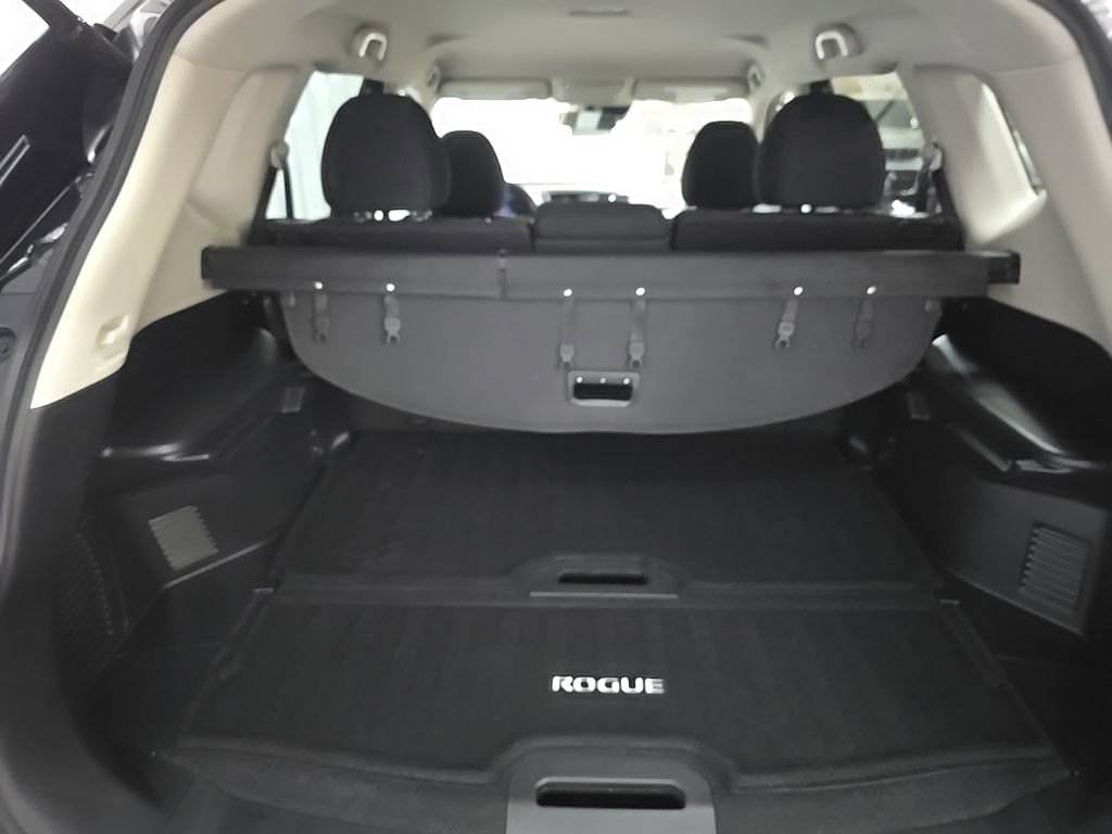 Used 2020 Nissan Rogue SV image 11