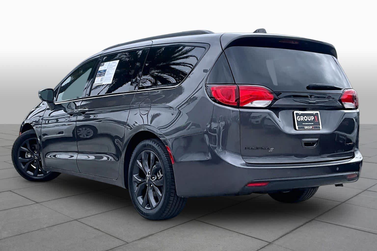 Used 2018 Chrysler Pacifica Limited w/ S Appearance Package FWD image 11