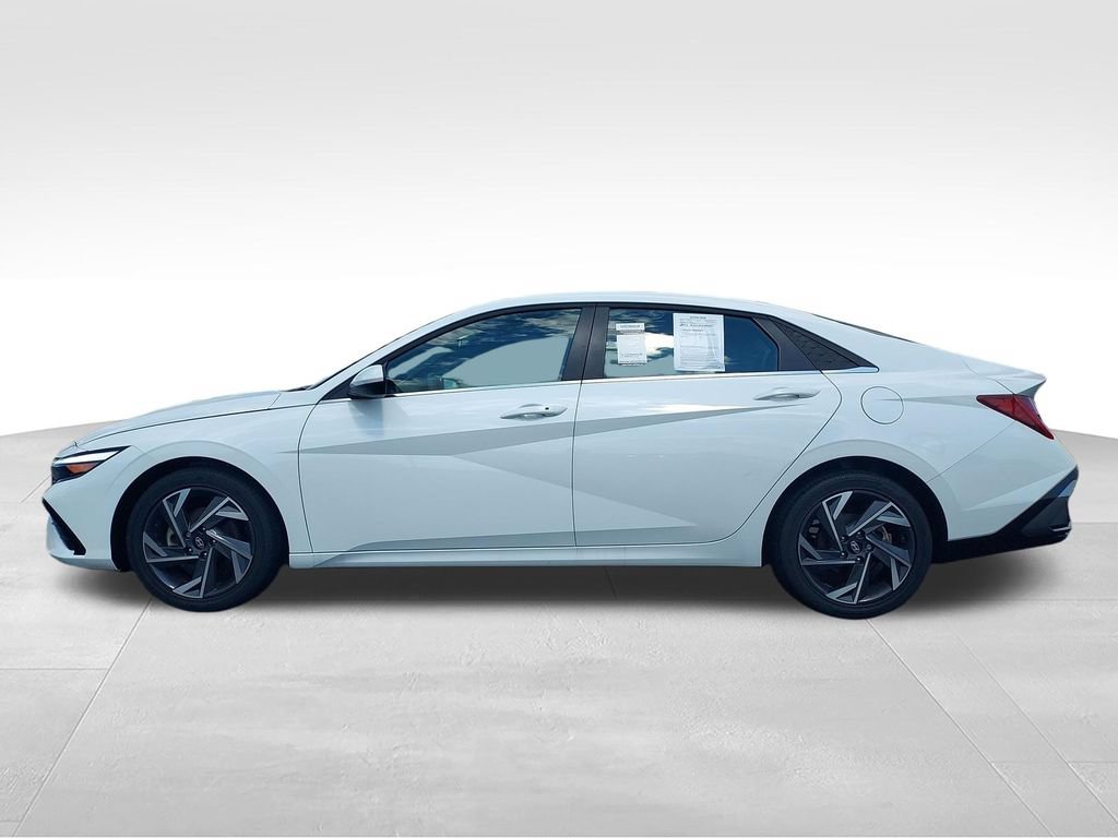 Used 2025 Hyundai Elantra SEL FWD image 2