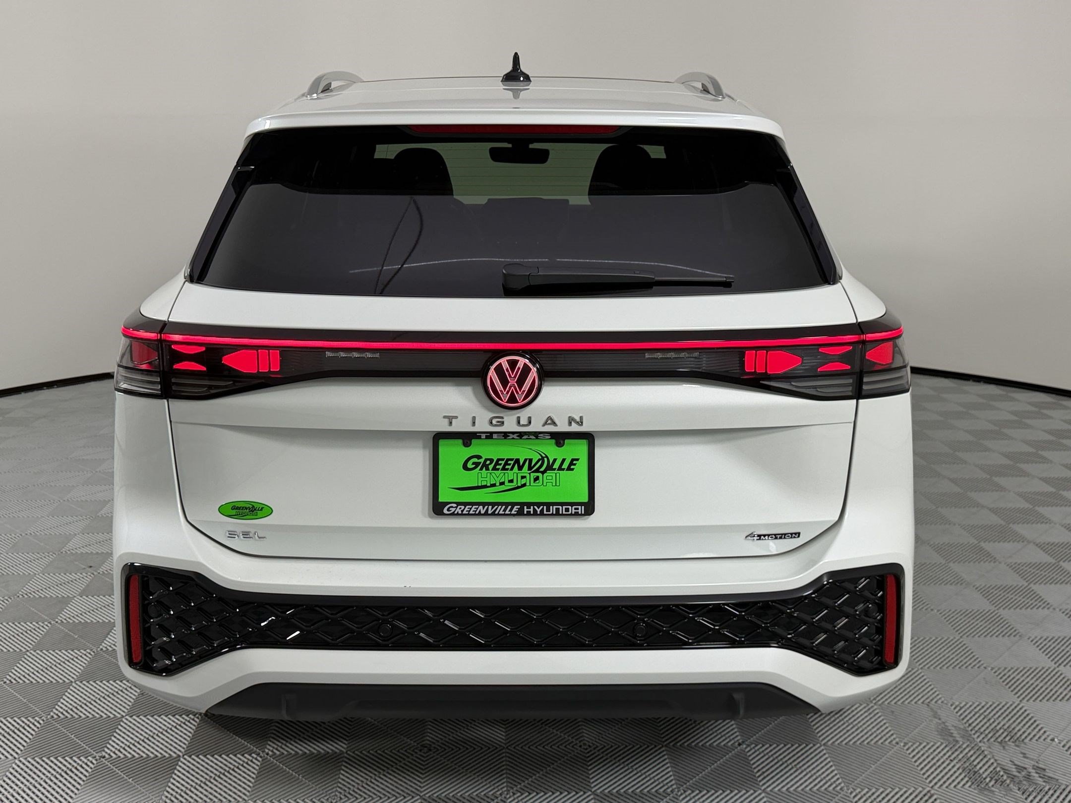 Used 2025 Volkswagen Tiguan SEL R-Line AWD/4WD image 10