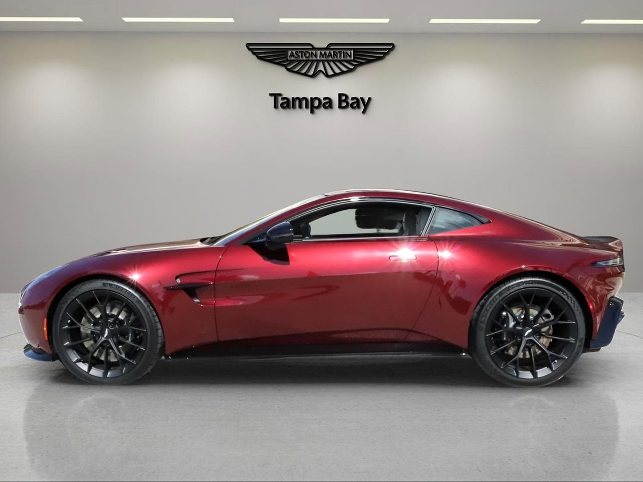 Used 2026 Aston Martin V8 Vantage Coupe RWD image 2