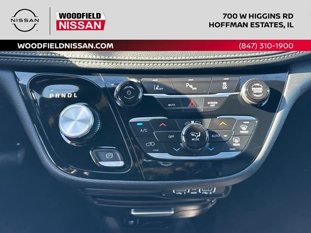 Used 2025 Chrysler Pacifica Select image 39