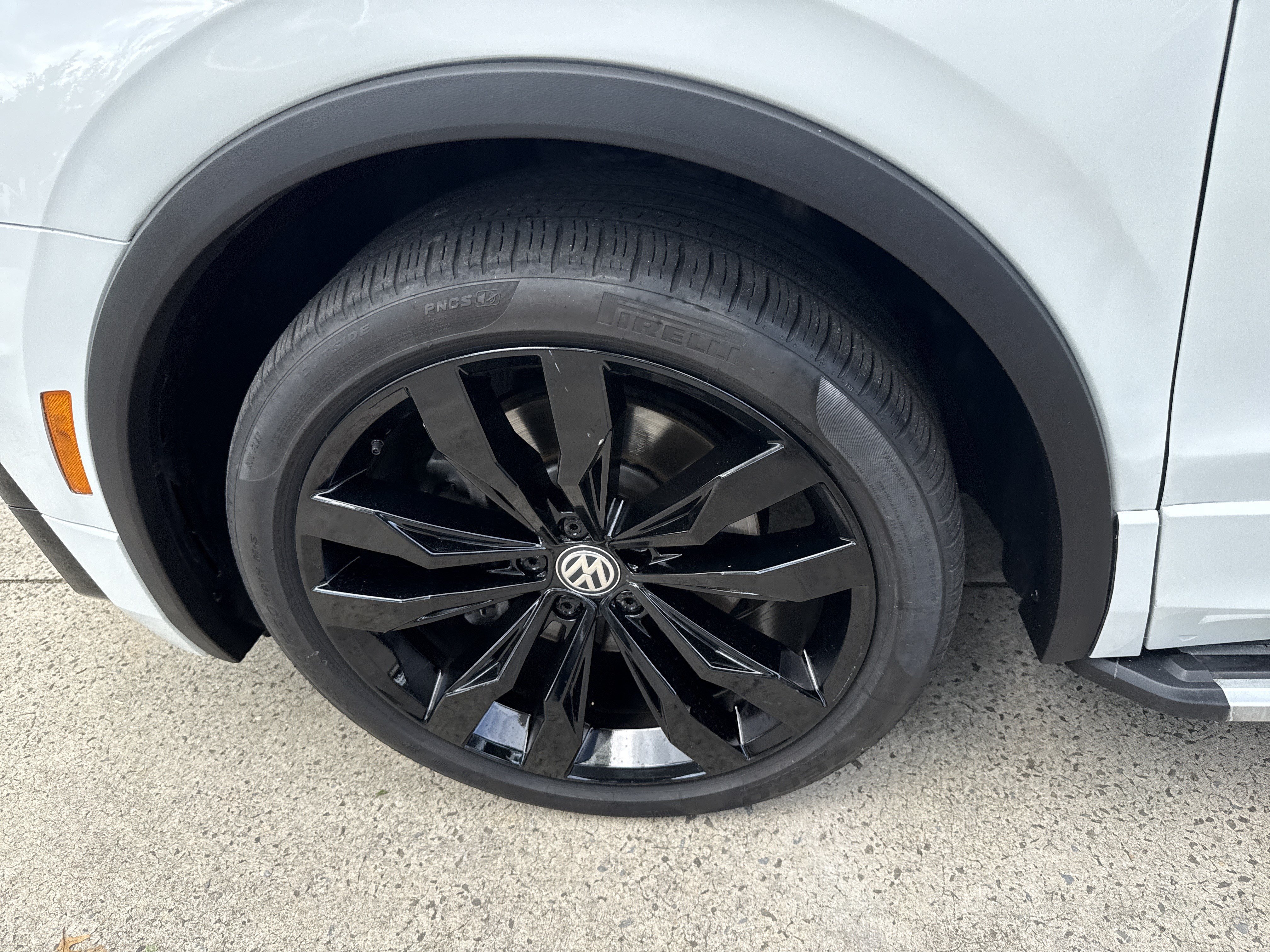 Used 2020 Volkswagen Tiguan SE R-Line FWD image 11