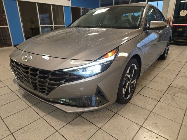 Used 2023 Hyundai Elantra Limited w/ Cargo Package FWD image 4