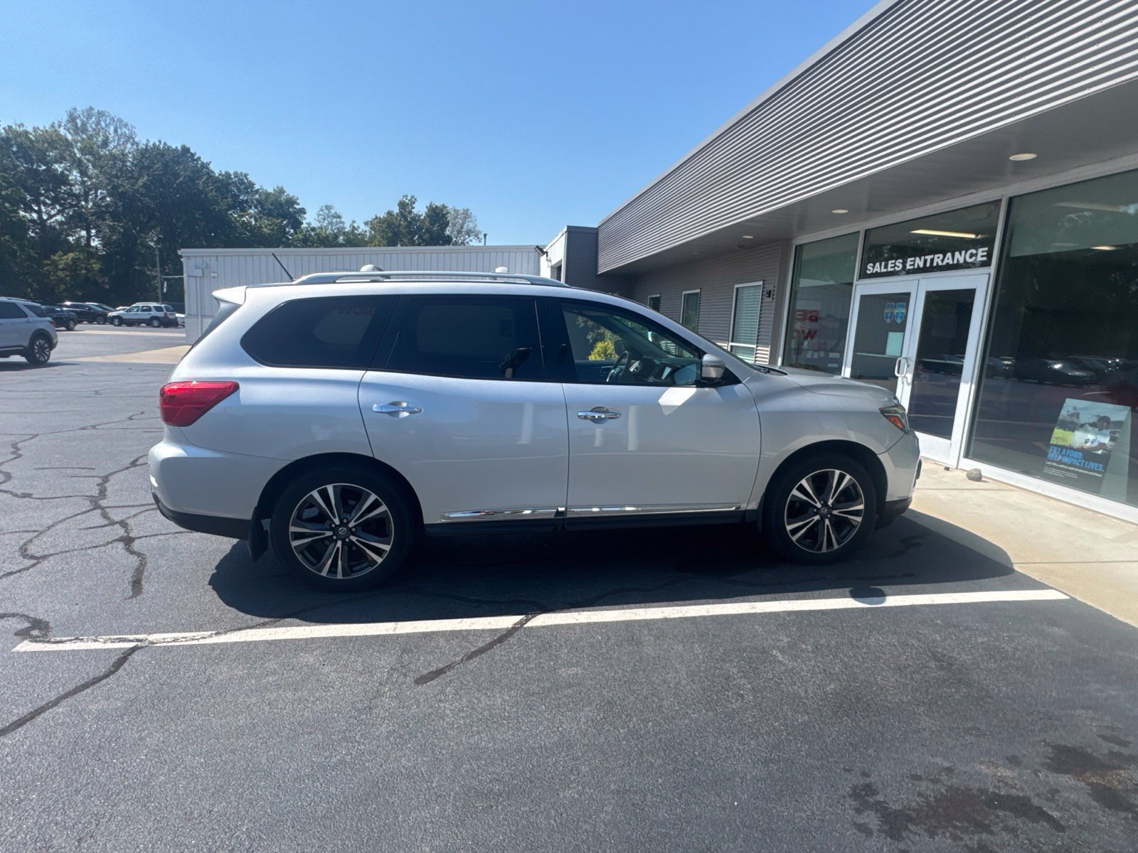 Used 2017 Nissan Pathfinder Platinum AWD/4WD image 6