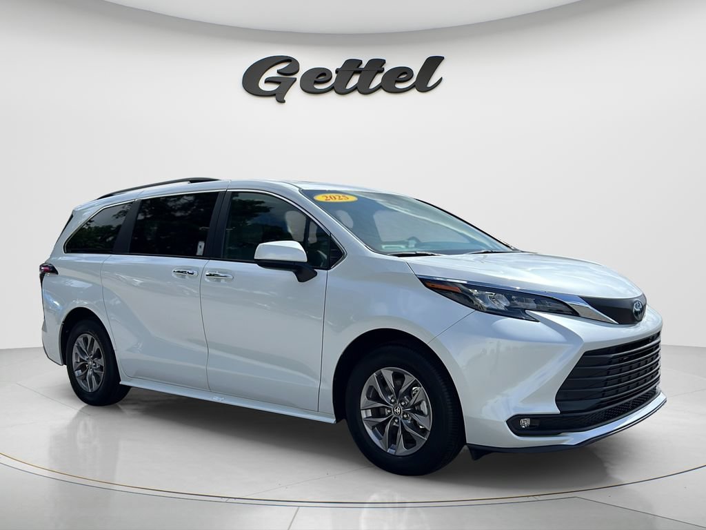 Used 2025 Toyota Sienna XLE FWD image 3