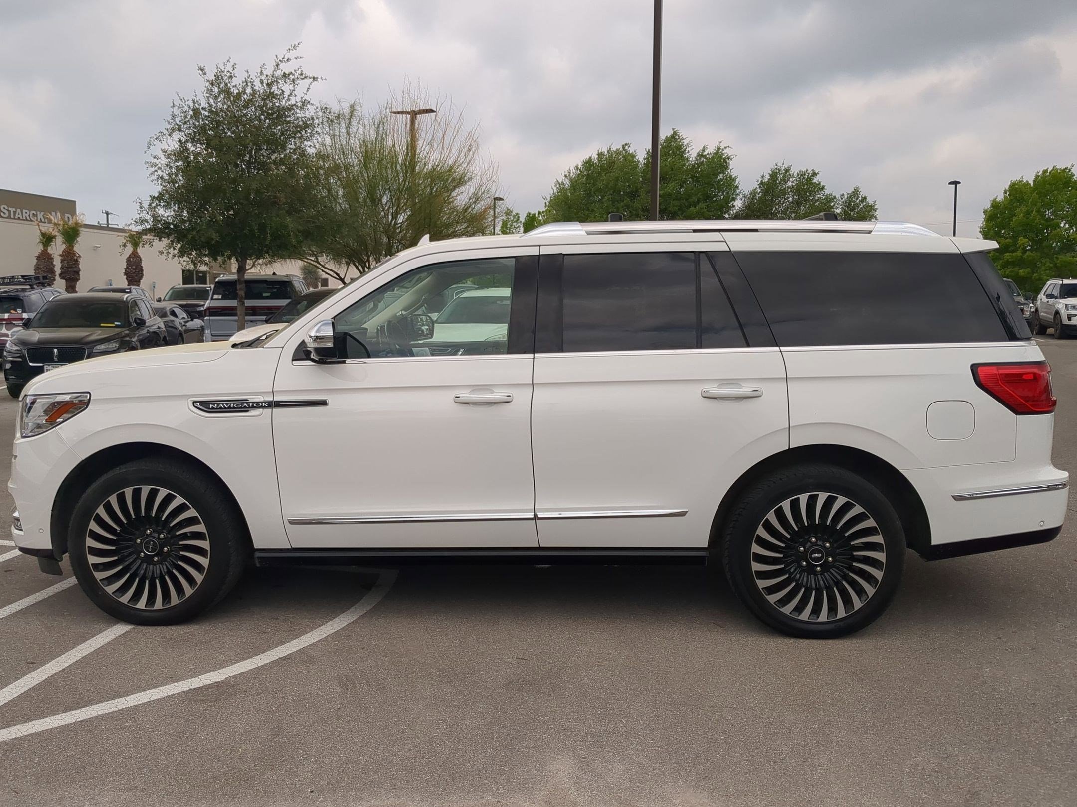 Used 2020 Lincoln Navigator Black Label w/ Cargo Convenience Package image 6