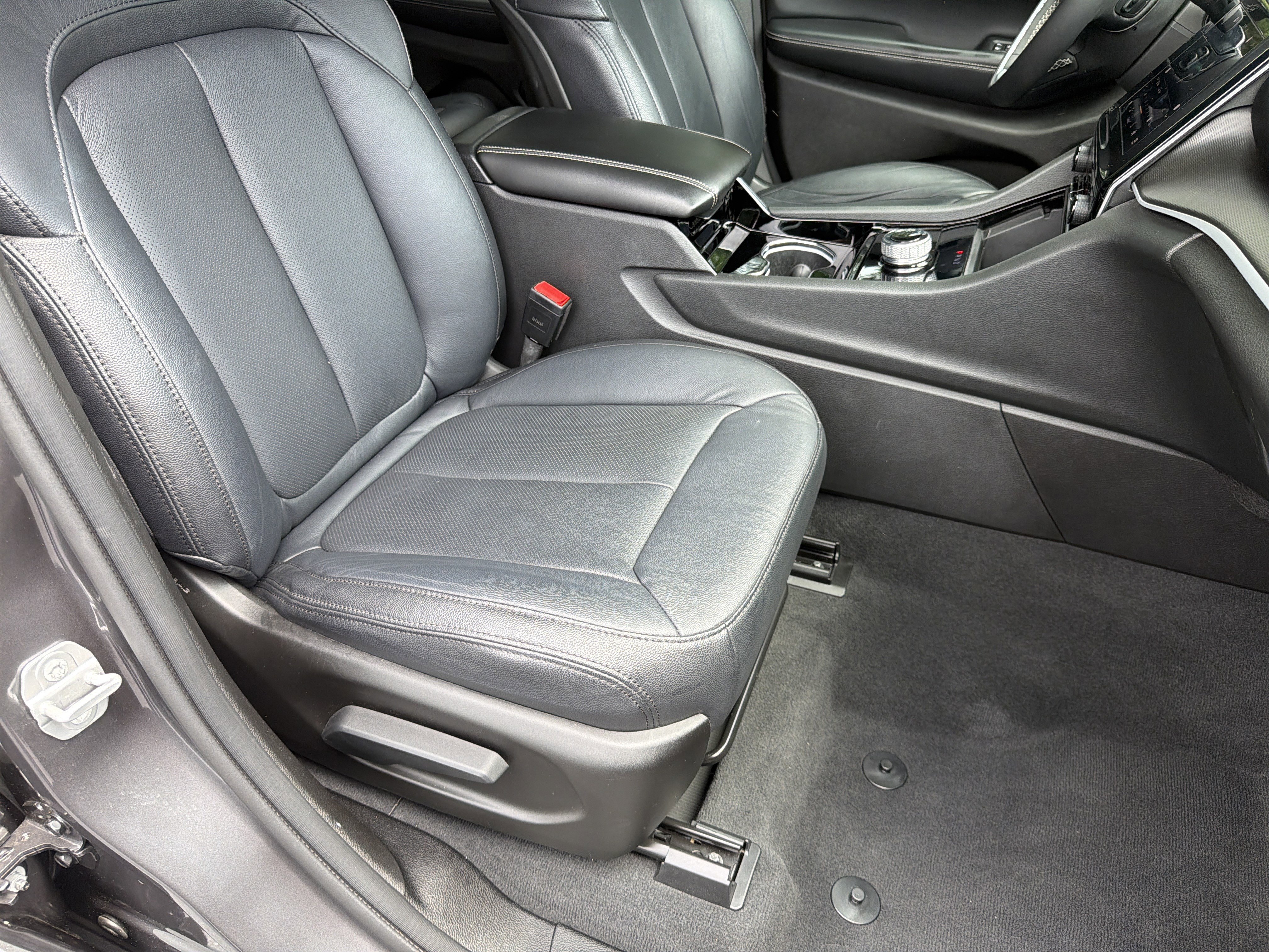 Used 2023 Jeep Grand Cherokee Laredo AWD/4WD image 16