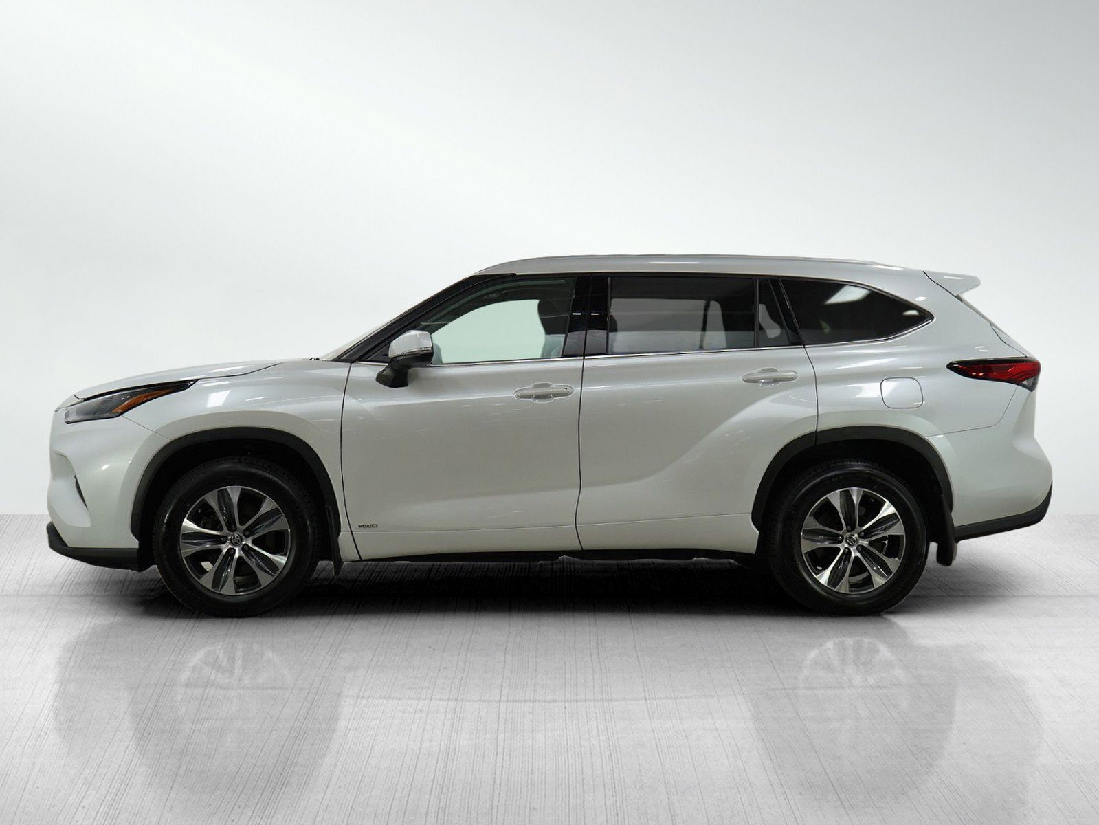 Used 2022 Toyota Highlander XLE image 2