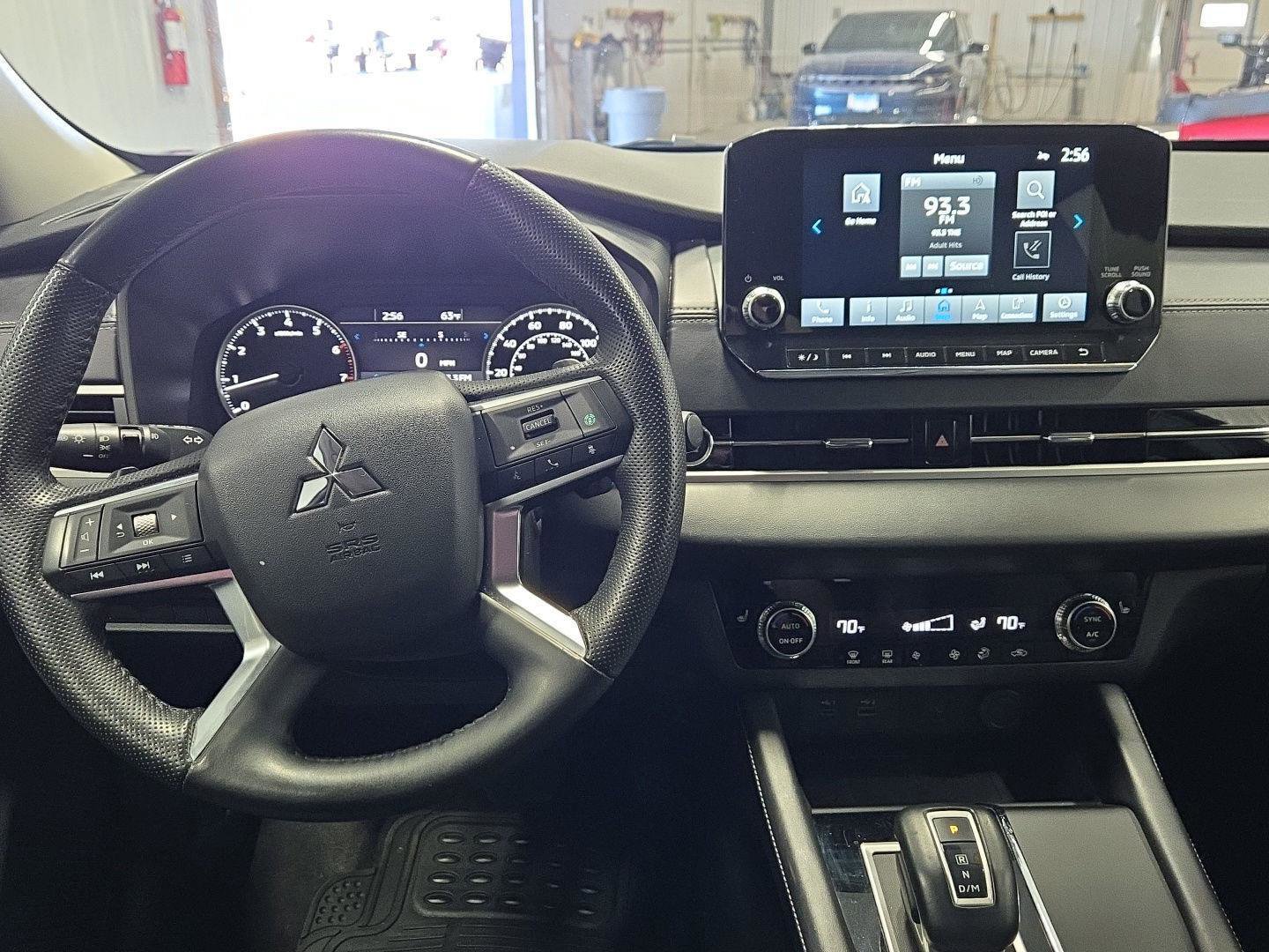 Used 2024 Mitsubishi Outlander SE Black Edition image 3