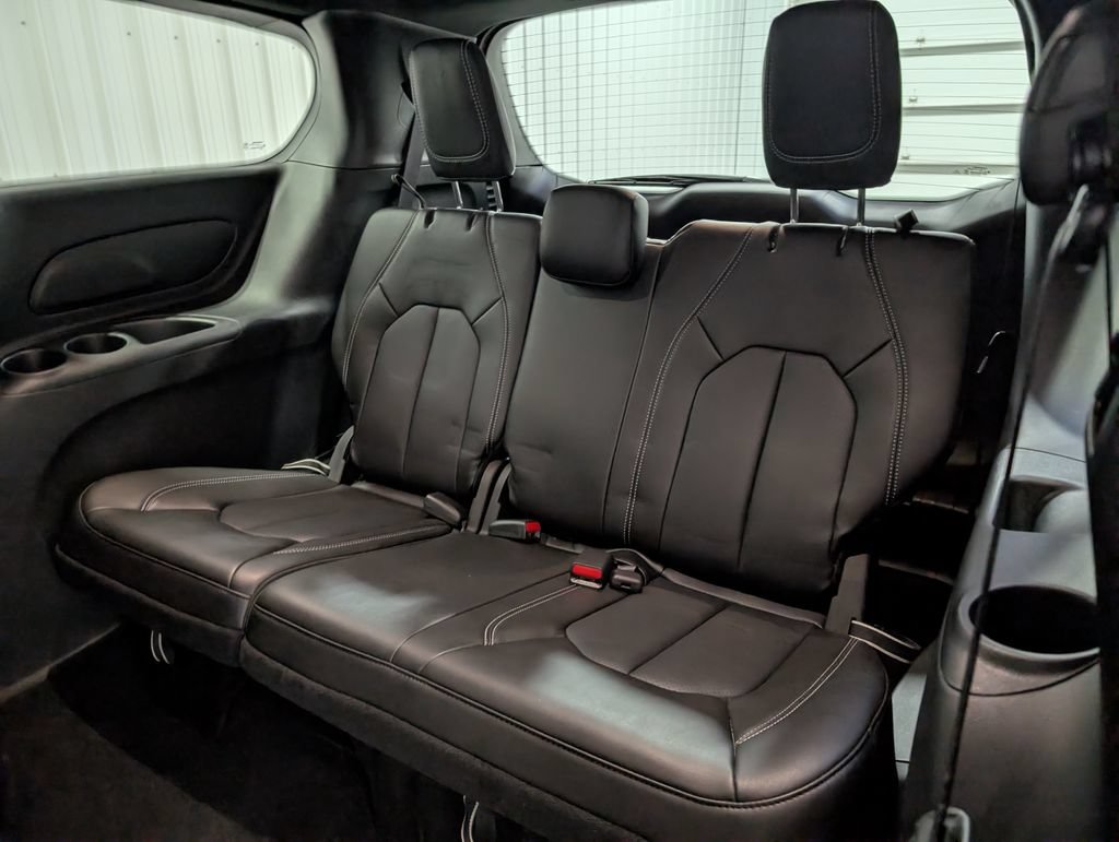 Used 2027 Chrysler Pacifica Select FWD image 9