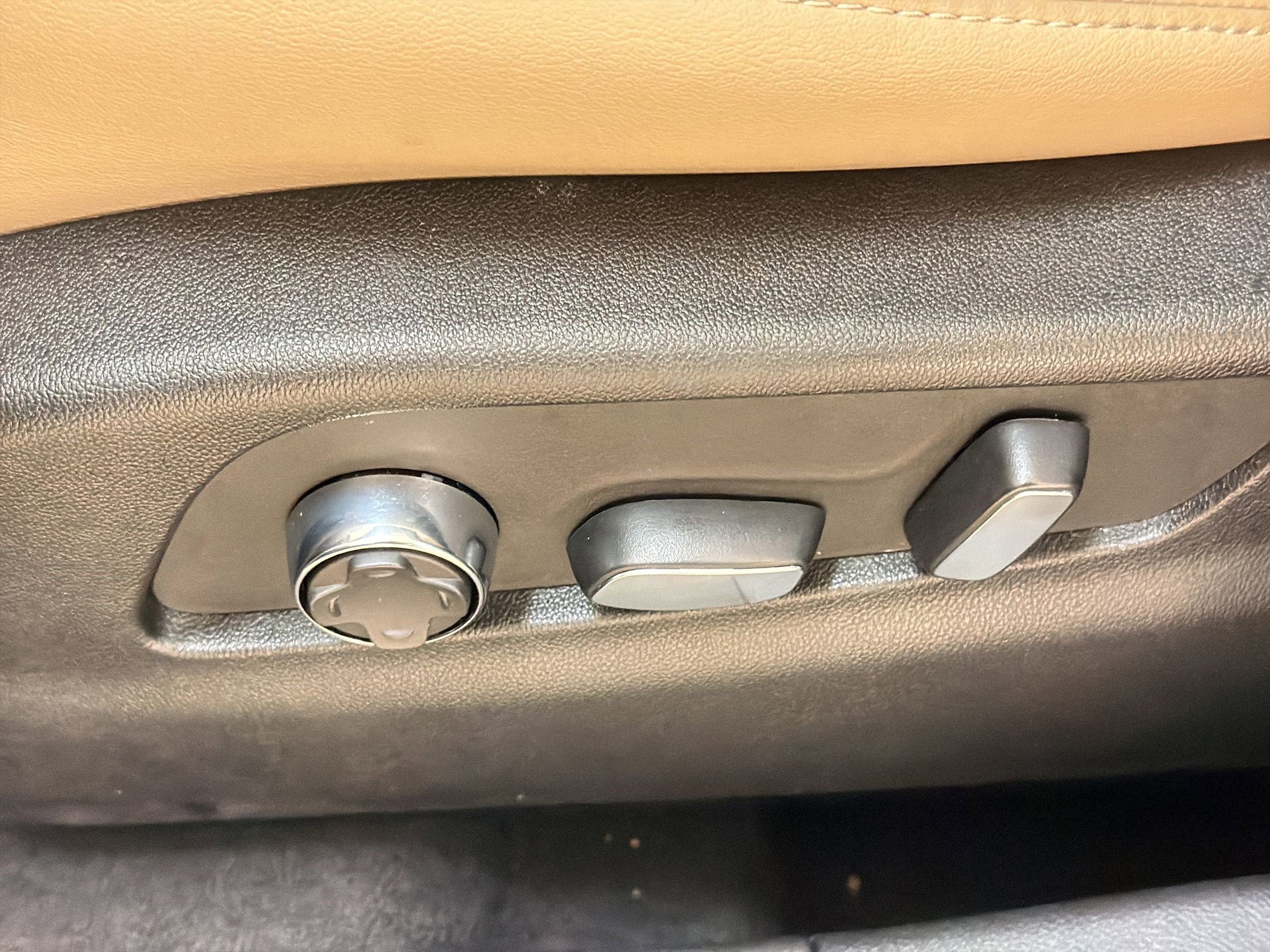Used 2025 Cadillac XT4 Premium Luxury FWD image 13