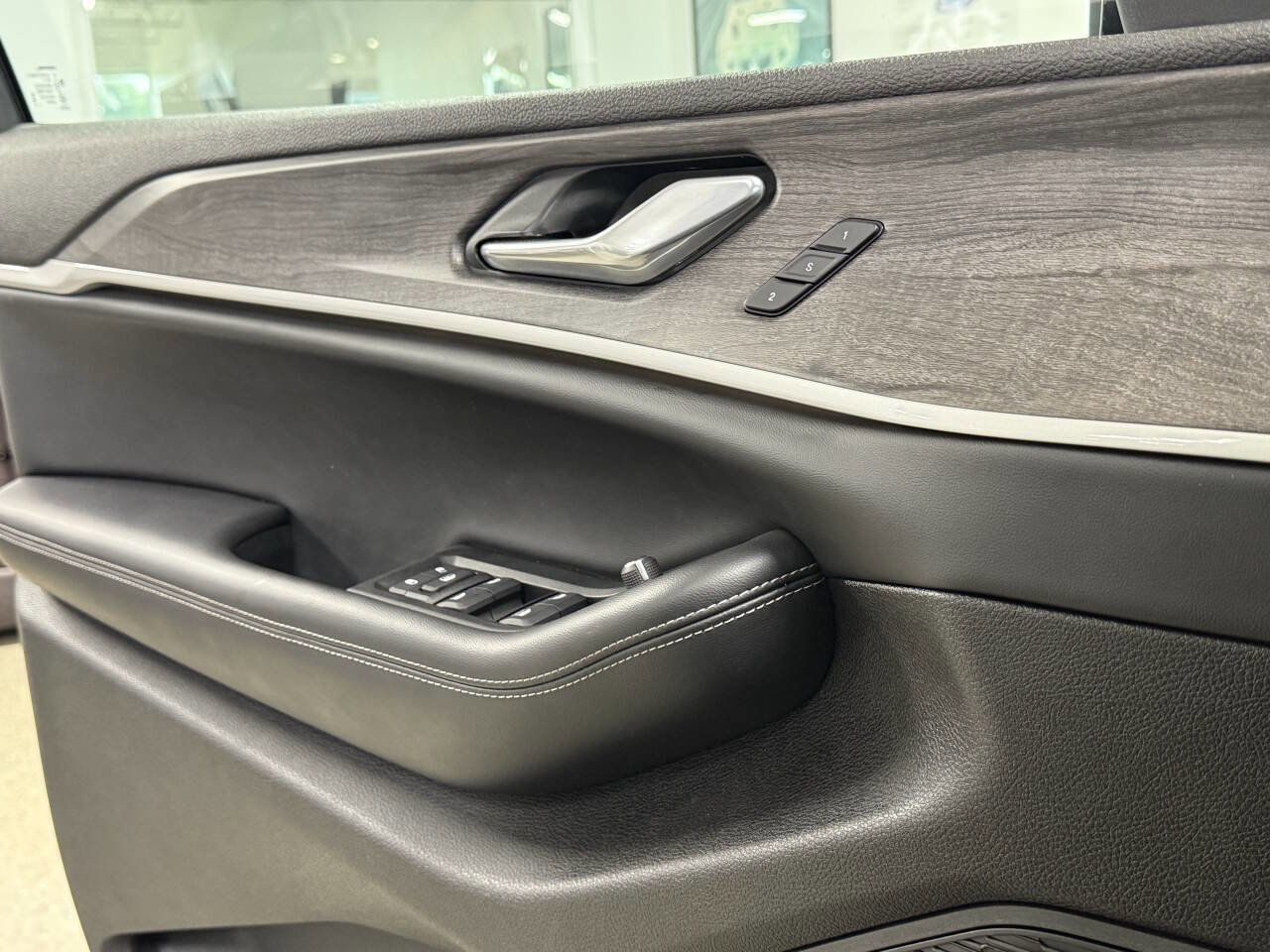 Used 2025 Jeep Grand Cherokee L Limited image 13