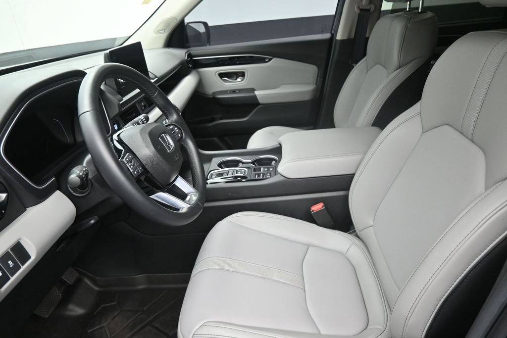 Used 2025 Honda Pilot Touring image 11