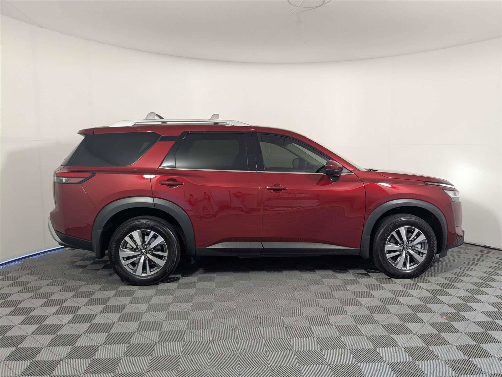 Used 2023 Nissan Pathfinder SL w/ Lighting Package (N92) image 4