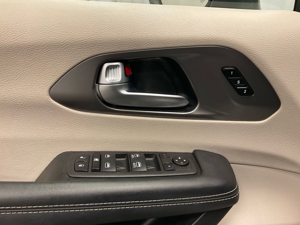 Used 2023 Chrysler Pacifica Touring-L image 7
