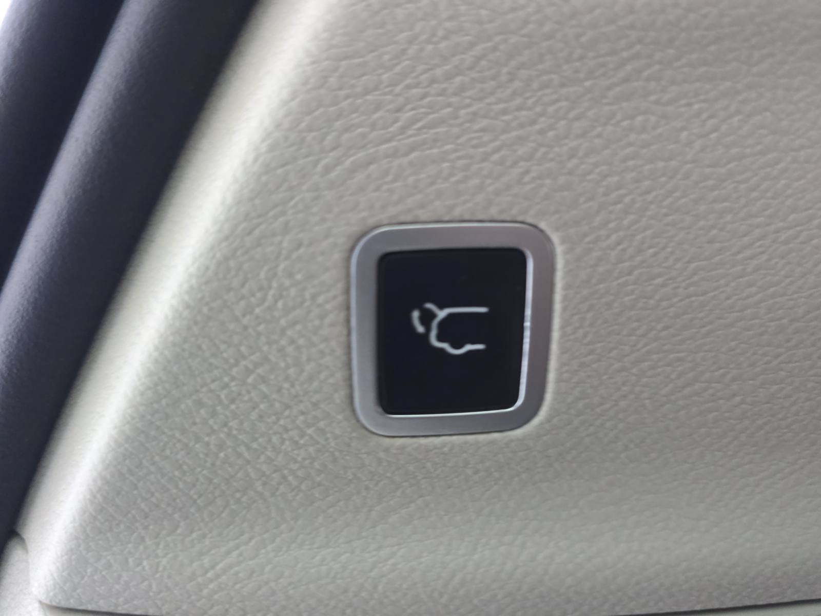 Used 2017 Chrysler Pacifica Limited w/ UConnect Theater Package FWD image 14