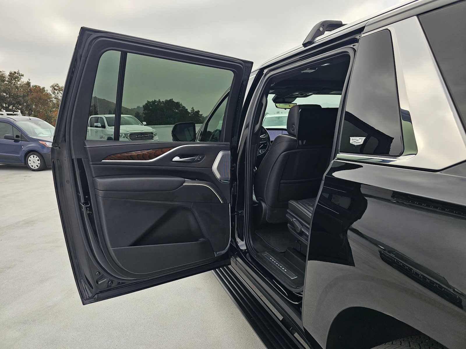 Used 2024 Cadillac Escalade ESV Premium Luxury Platinum AWD/4WD image 18