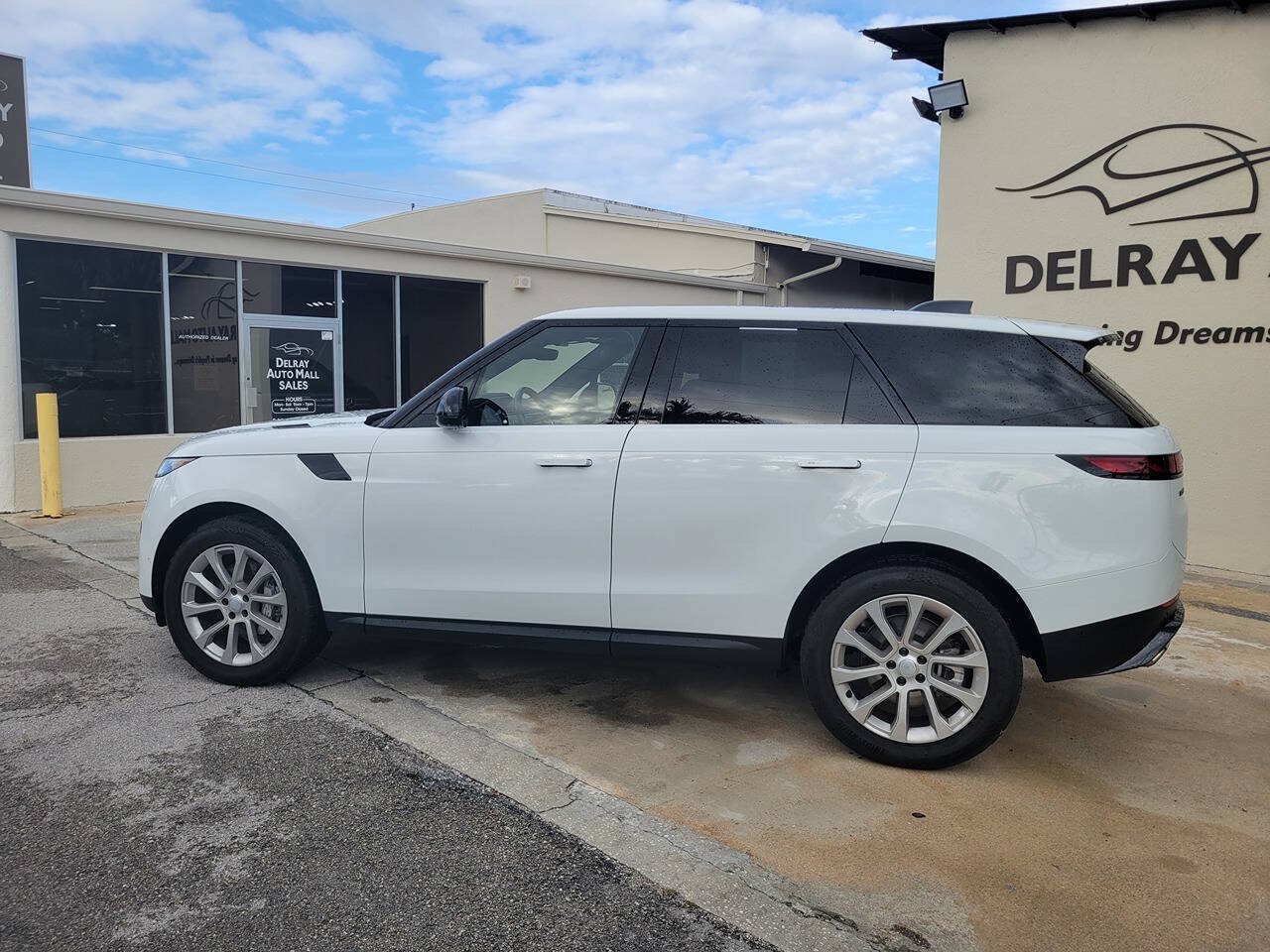 Used 2025 Land Rover Range Rover Sport SE AWD/4WD image 7
