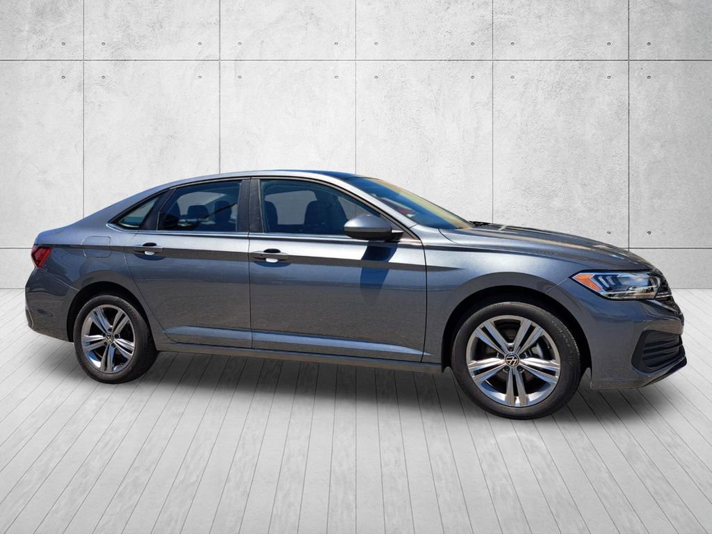 Used 2024 Volkswagen Jetta SE FWD image 3