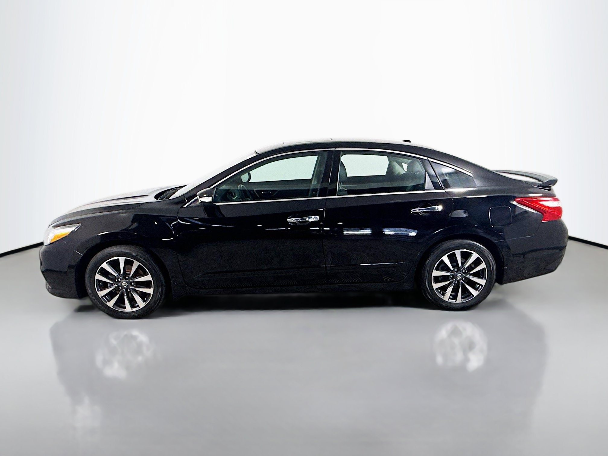 Used 2016 Nissan Altima 2.5 SL w/ Moonroof Package FWD image 6